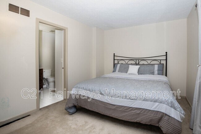 Building Photo - 804 Fairways Dr