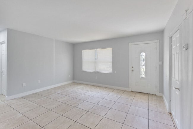 Building Photo - 2525 Forest Dr