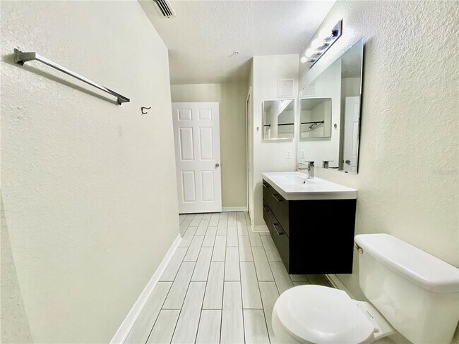 Building Photo - 5479 Vineland Rd