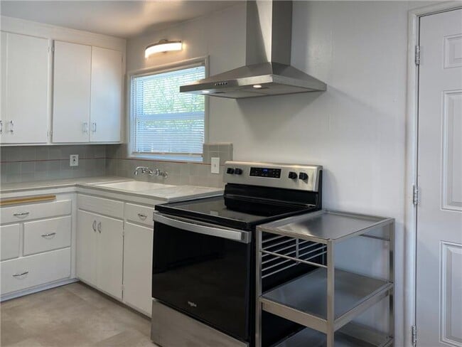 Building Photo - 2581 Buena Vista Ave