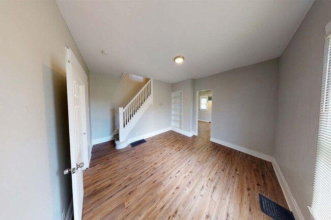 Building Photo - Newly Updated Duplex in Middletown!