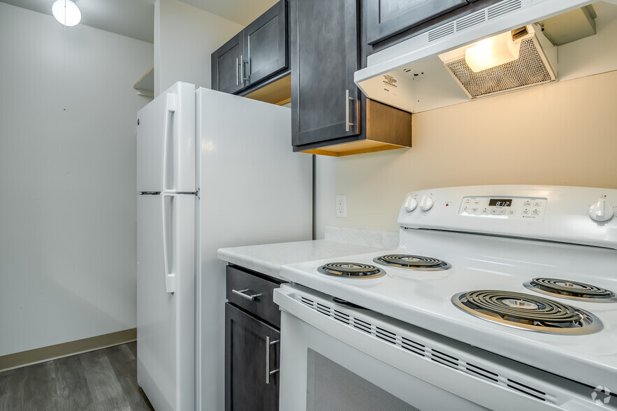 2BR, 2BA - 936SF - Kitchen - Springdale Apts