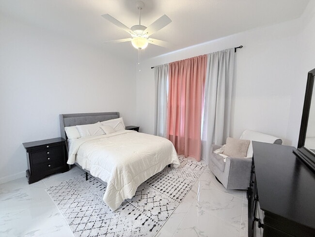 Building Photo - 5 Bedroom and 6 Bathroom, Lake view House