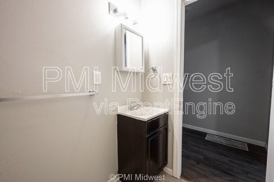 Building Photo - 3014 W 10th St