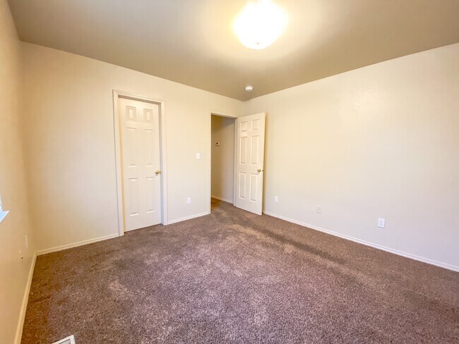 Building Photo - 3025 N Maple Grove Rd