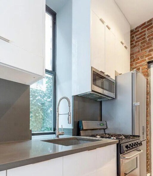 Building Photo - 303 Mercer St