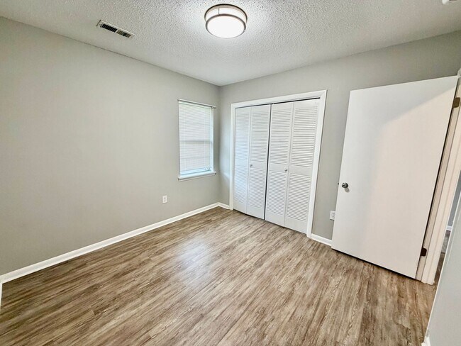 Building Photo - Comfortable 3-Bed Home with Fenced Backyard