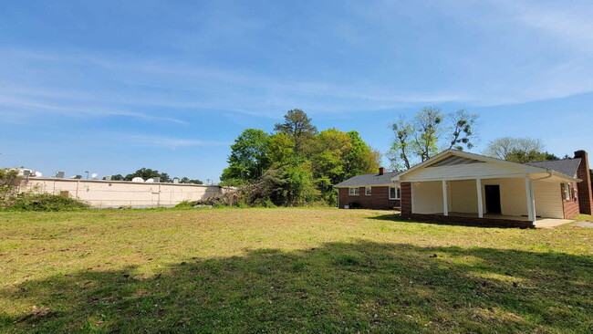 Building Photo - Spacious 3 Bedroom Home in District 6 – Re...