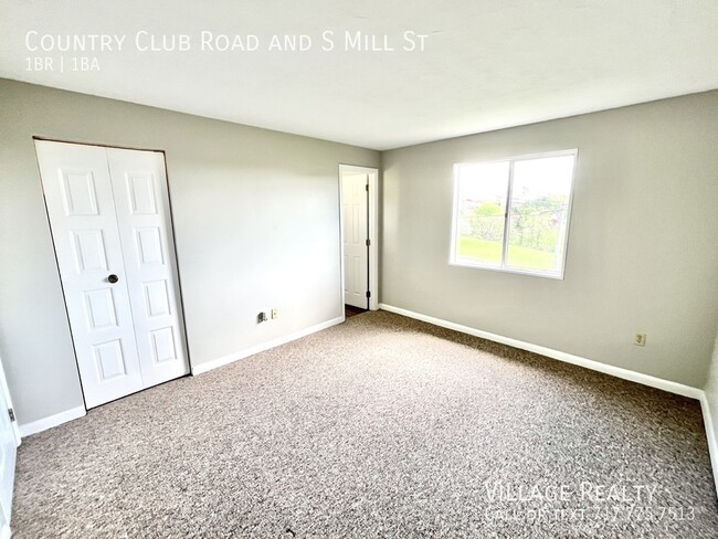 Building Photo - 813 Country Club Rd