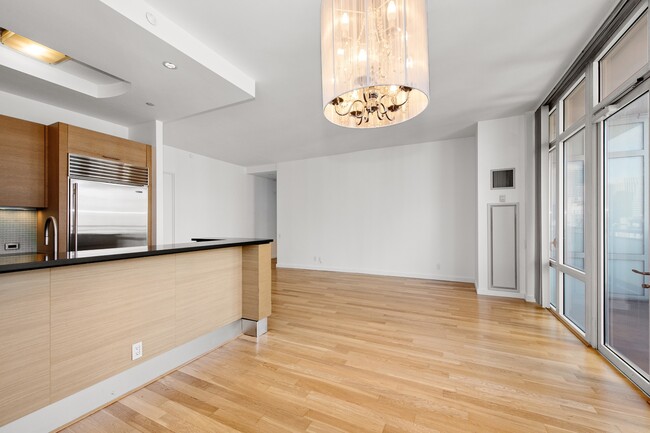 Building Photo - 325 5th Ave