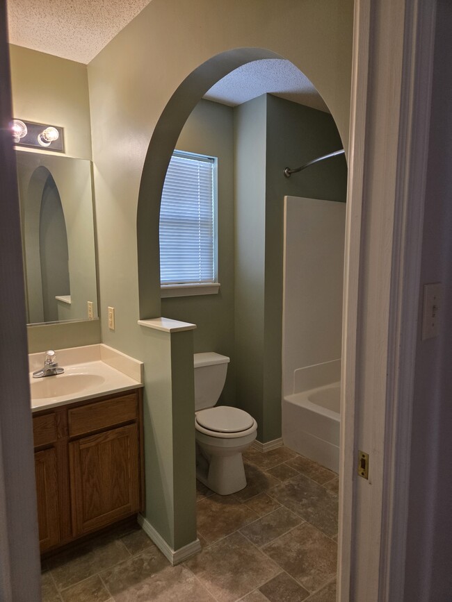 Ensuite bath - 2120 S Azalea Ln