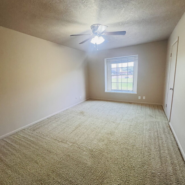 Building Photo - Welcome to your new 2 Bedroom Townhome located at Maison Helena Townhomes.