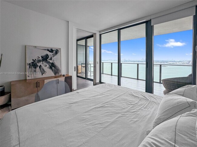 Building Photo - 650 NE 32nd St