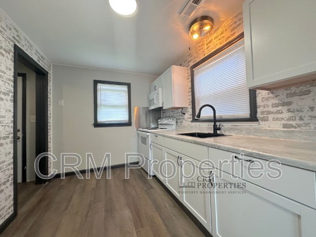 Building Photo - 1034 E Elm St