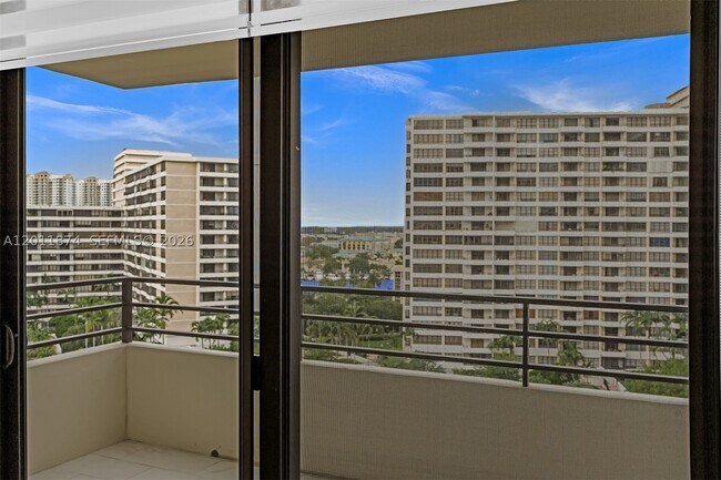 Building Photo - 2500 Parkview Dr