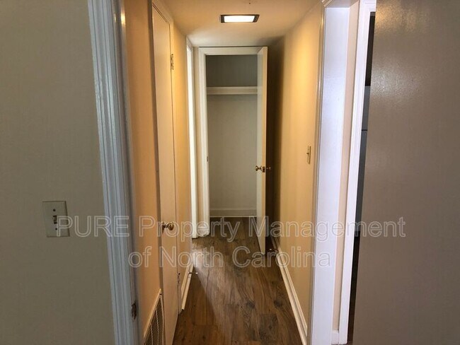 Building Photo - 2804 Carriage Dr