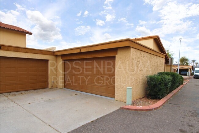 Building Photo - Stunning 2-bedroom, 1.5-bath haven in Phoe...