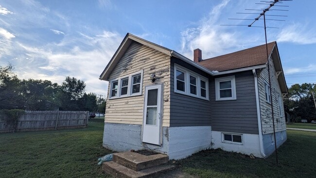 Building Photo - Cozy 2 Bedroom House!