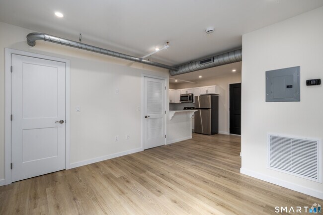 Building Photo - 584 Main St