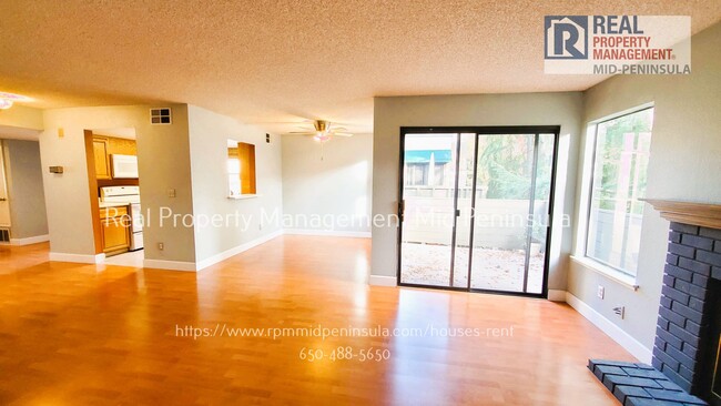 Building Photo - Spacious 2 Bedroom 2 Bathroom 3rd Floor Ap...