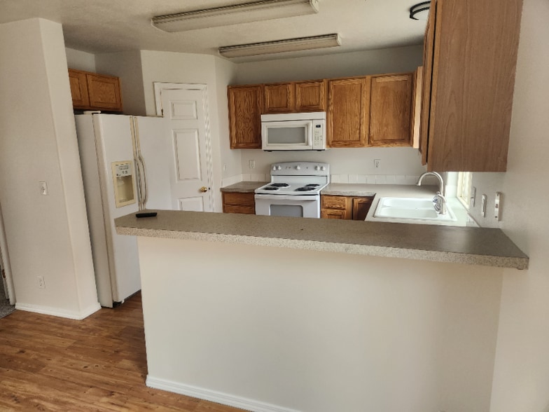 Building Photo - 1427 W Roberts Pl