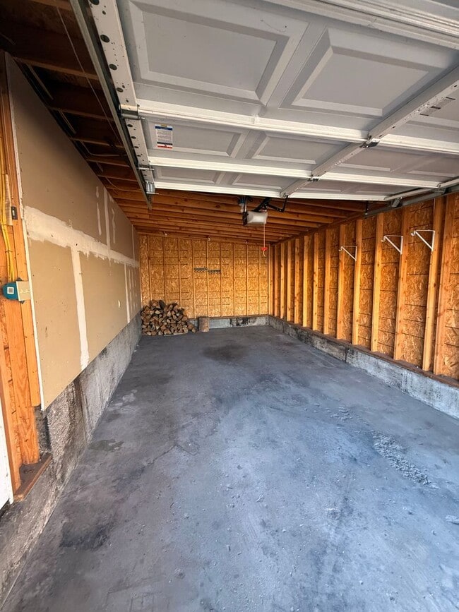 Building Photo - 2 Bed 1 Bath Duplex with Garage,