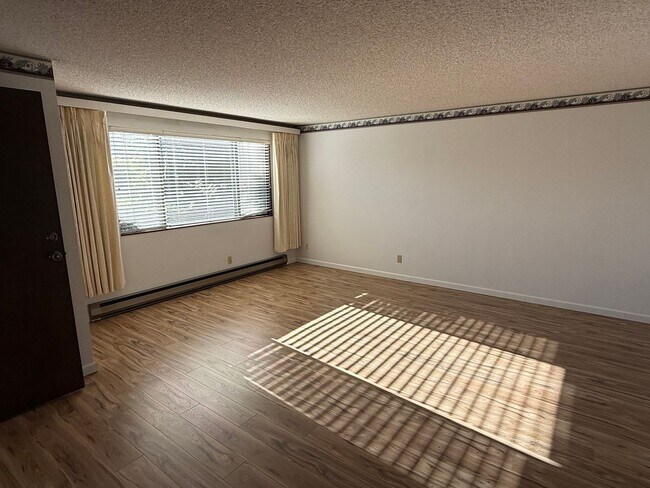 Building Photo - Swanky Retro Living in the Heart of North Everett!