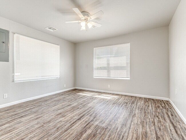 Building Photo - Charming Home + Balcony + Centrally Located in OKC + 3 bedrooms