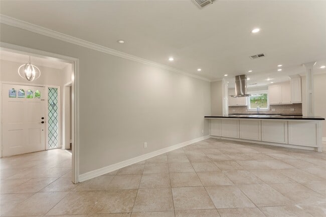 Building Photo - 402 Forest Lake Dr