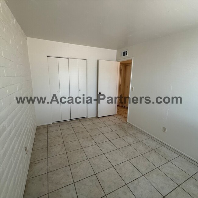 Building Photo - Eastside 3 Bedroom 2 Bath