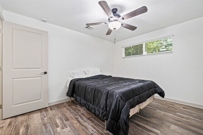 Building Photo - 5803 Greencraig Dr