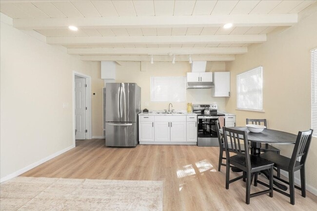 Building Photo - 1 Bed, 1 Bath in Carmel Valley DUPLEX