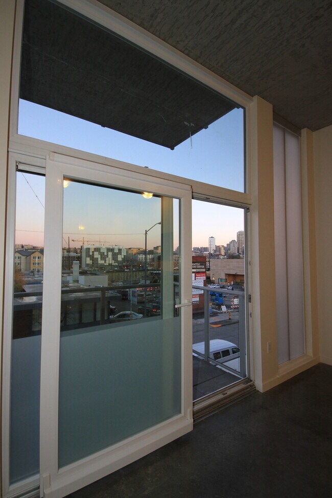 Building Photo - Location! 1Bed, 1 Bath unit in the heart o...