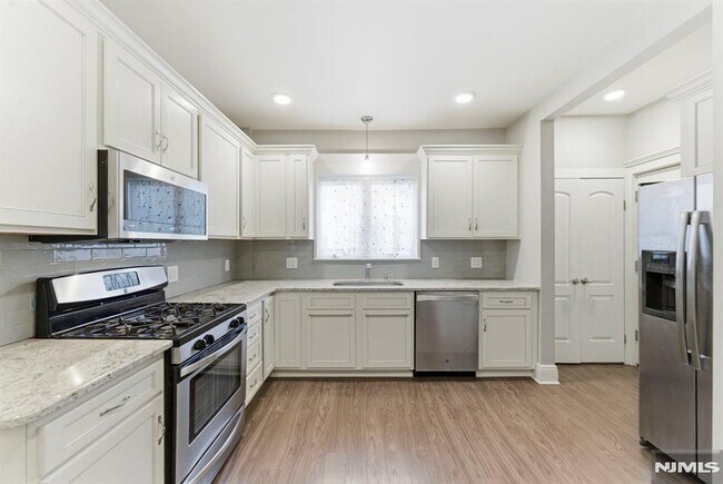 Building Photo - 113 Oak St