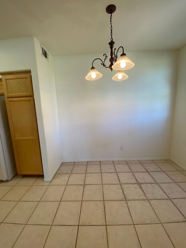 Building Photo - Centrally Located Downstairs Condo in the Oak Creek Villas