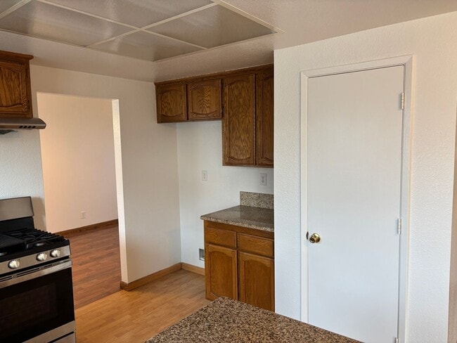 Building Photo - Close to Schools & Shopping