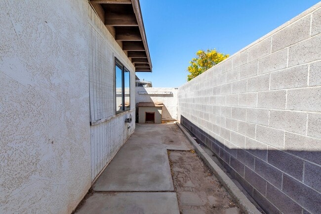 Building Photo - Rental Availalble