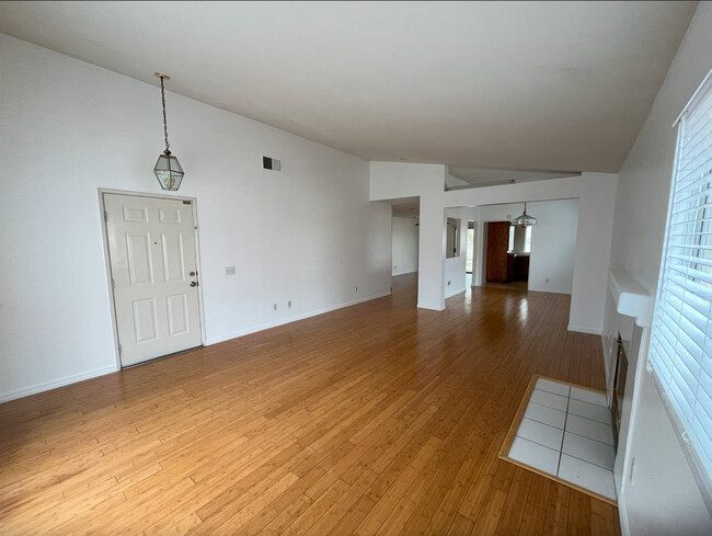 Building Photo - 13985 Ivy Ave
