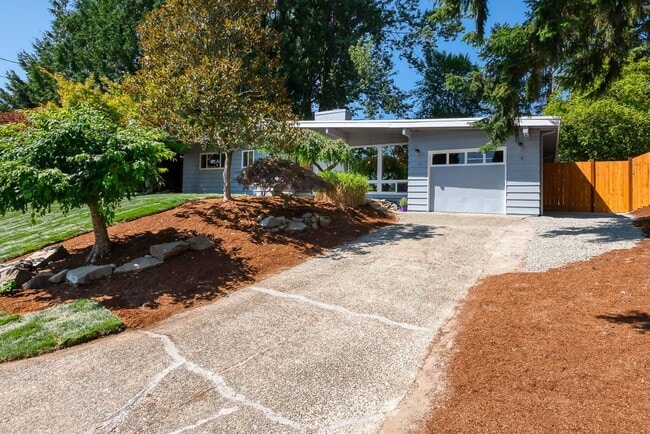 Building Photo - Newly Remodeled 3 Bed 1 Bath Rambler in Bellevue