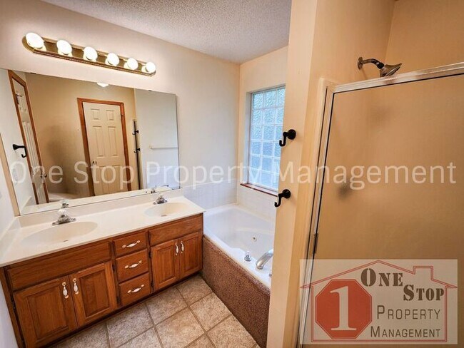 Building Photo - 3 Bedroom, 2 Full Bathrooms and oversized ...