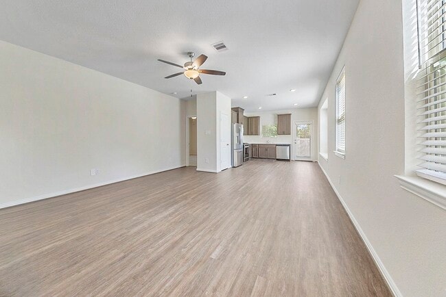 Building Photo - 115 Silver Sky St