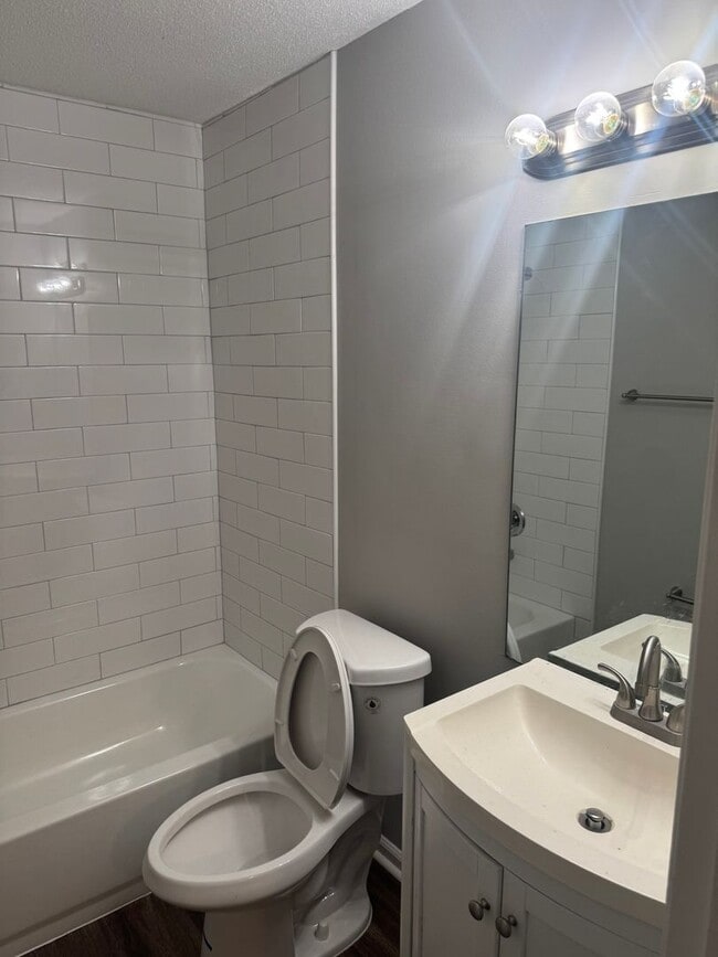 Building Photo - 7043 Gleneagles Dr