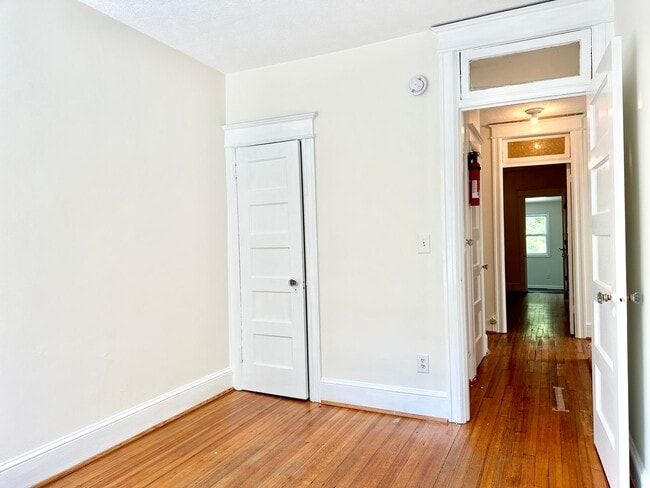 Building Photo - 4 Bed + 2 Bath - Pets Welcome! Parking!
