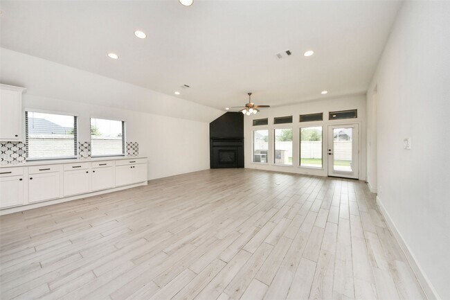Building Photo - 2130 Coyote Run Dr