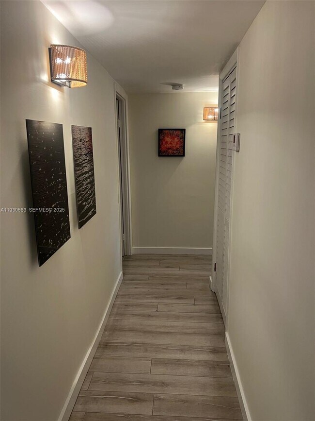 Building Photo - 10101 E Bay Harbor Dr