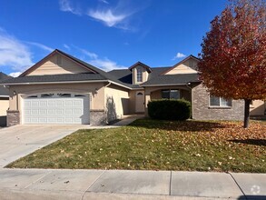 Building Photo - Beautiful home located on the Golf Course!