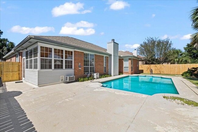 Building Photo - West Destin Pool Home Available Now!!