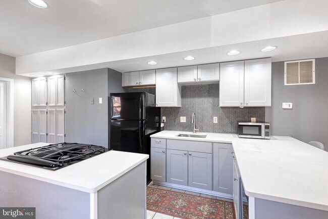 Building Photo - 447 Gittings St