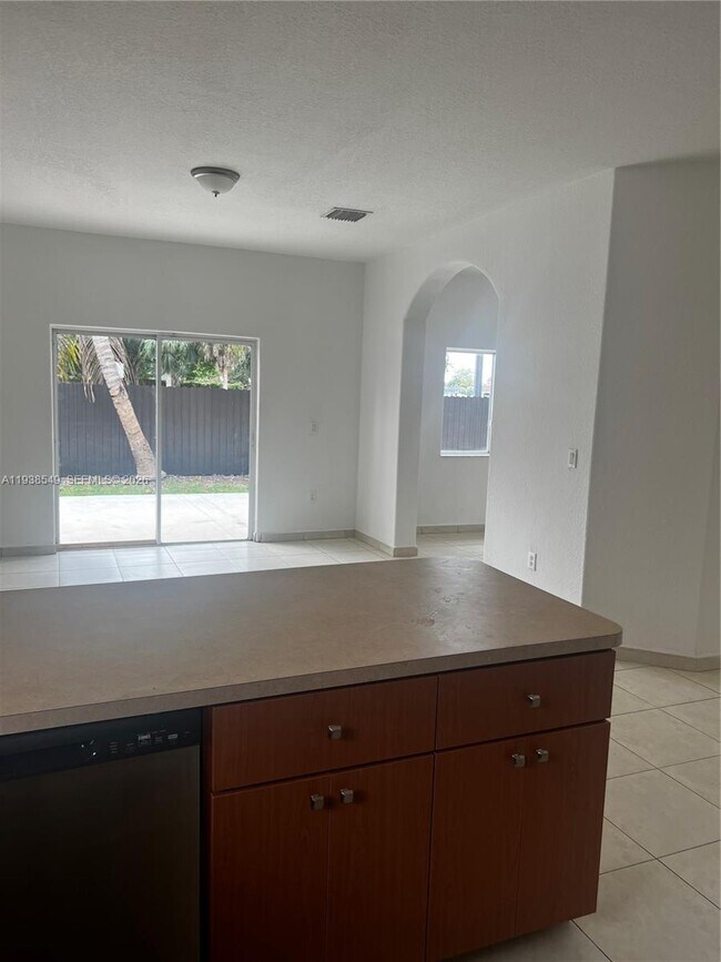 Building Photo - 1304 SE 7th Ct