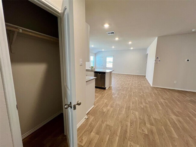 Building Photo - 420 Lancebill Dr